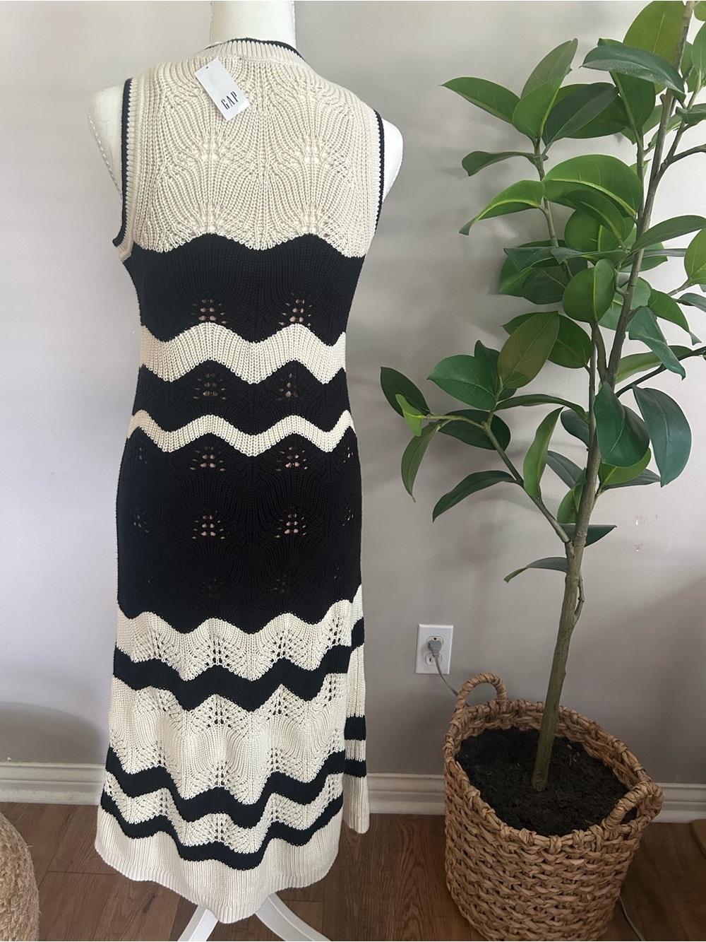 NWT GAP Black and Cream Wave Knit Midi Dress - Picture 6 of 11